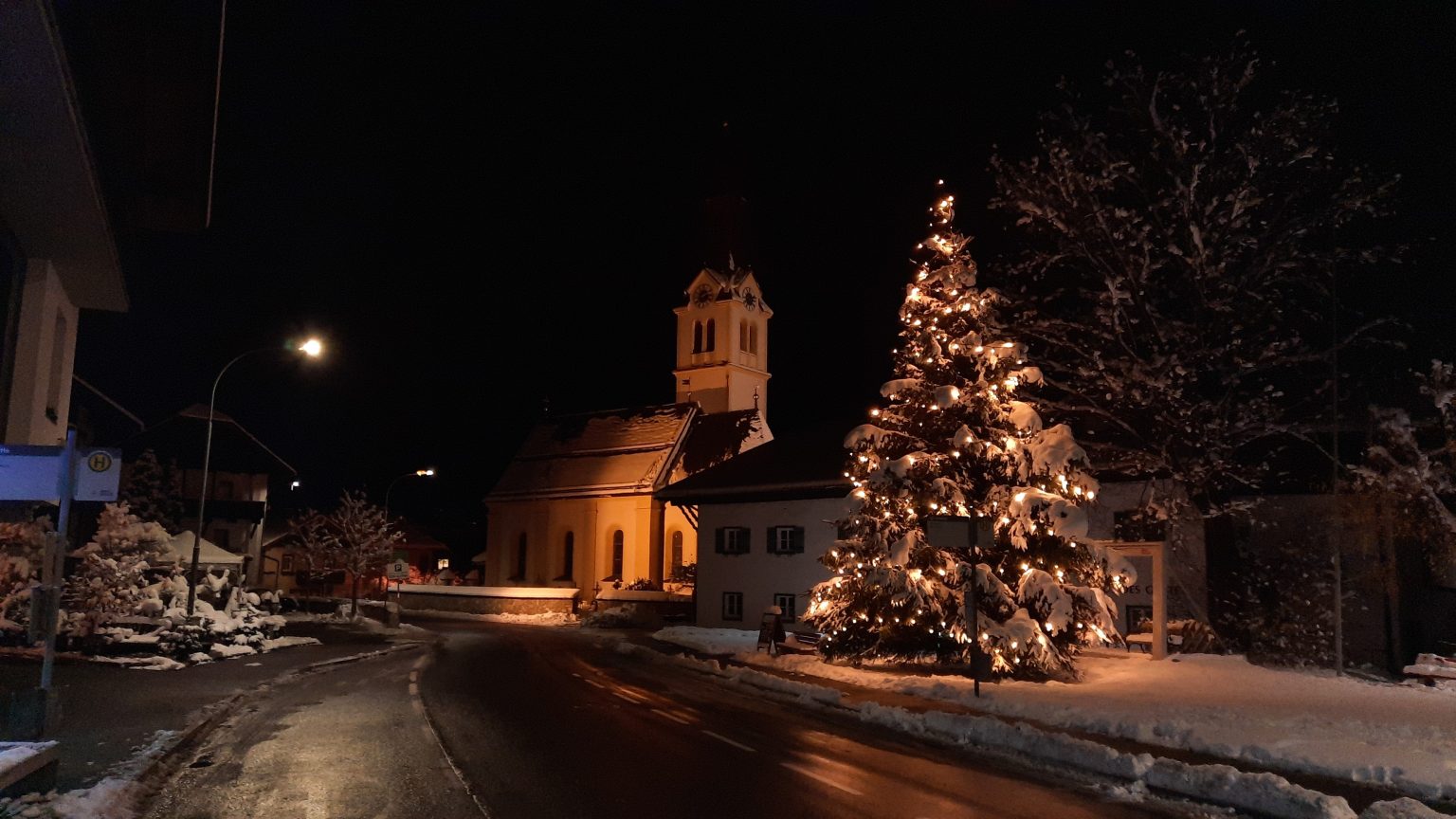 Kirche und Weihnachtsbaum