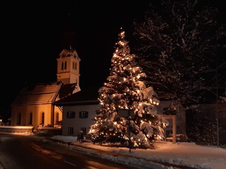 Kirche und Weihnachtsbaum
