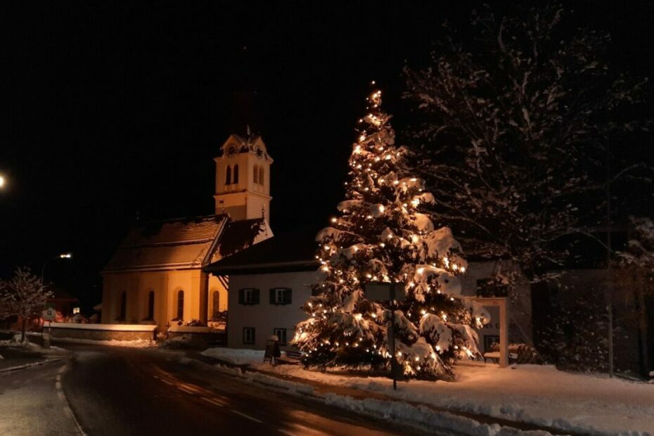 Kirche und Weihnachtsbaum